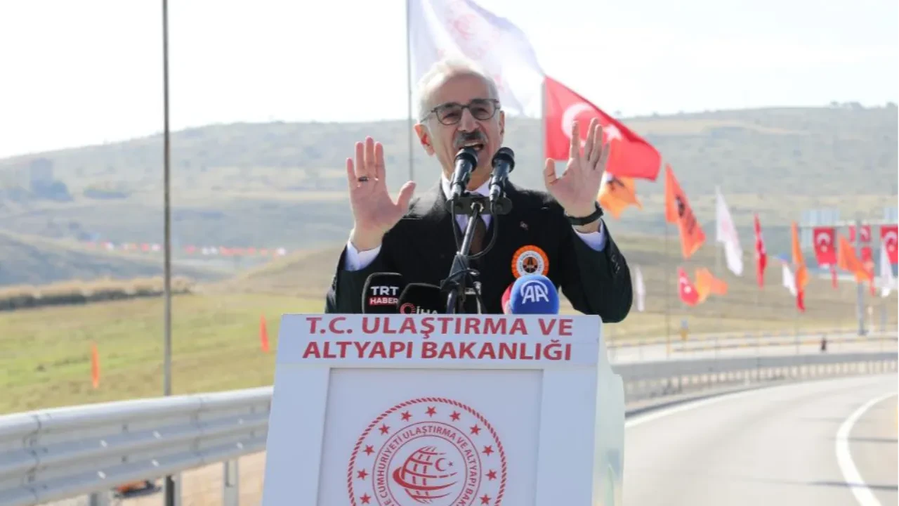 Bakan Uraloğlu Çankırı'da: '2002'de 18 km olan bölünmüş yolu 256 km'ye çıkardık'