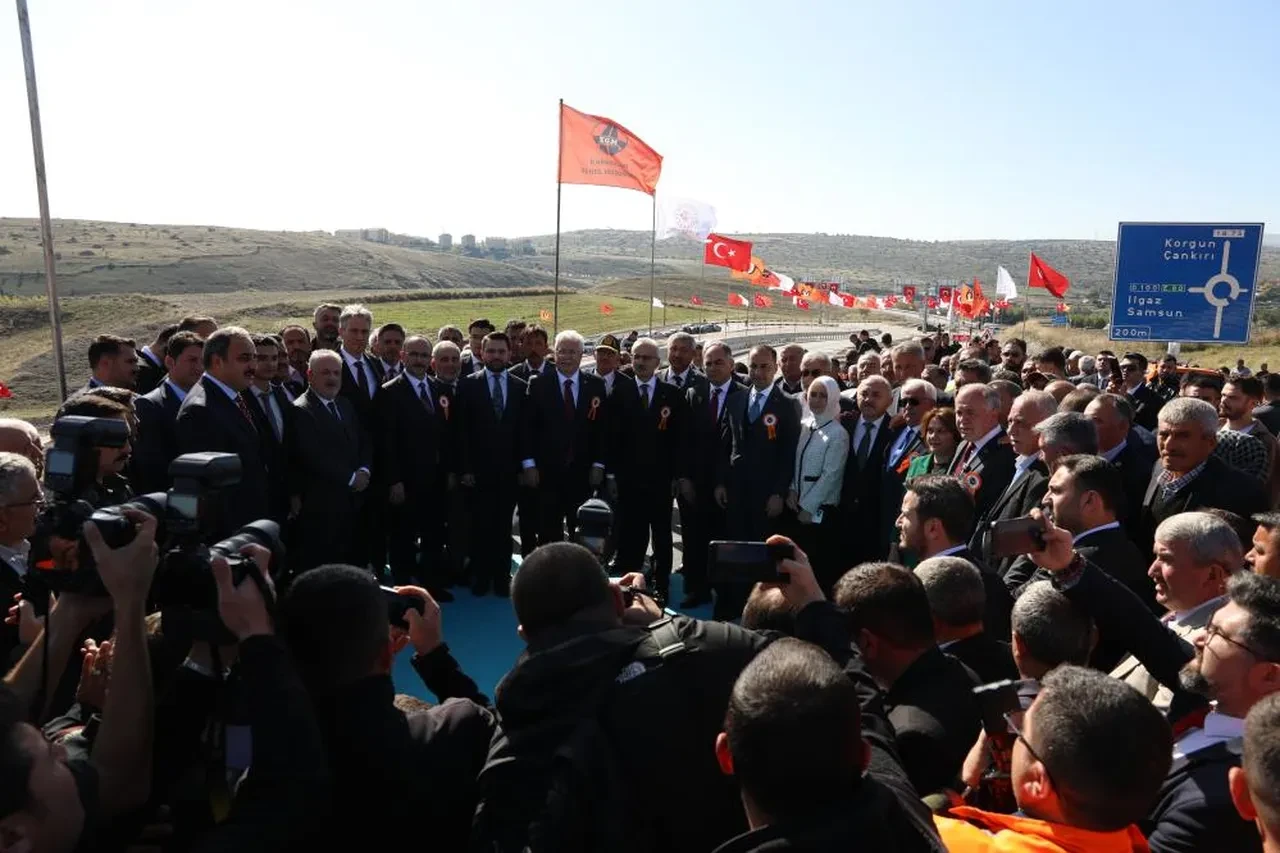 Bakan Uraloğlu Çankırı'da: '2002'de 18 km olan bölünmüş yolu 256 km'ye çıkardık'