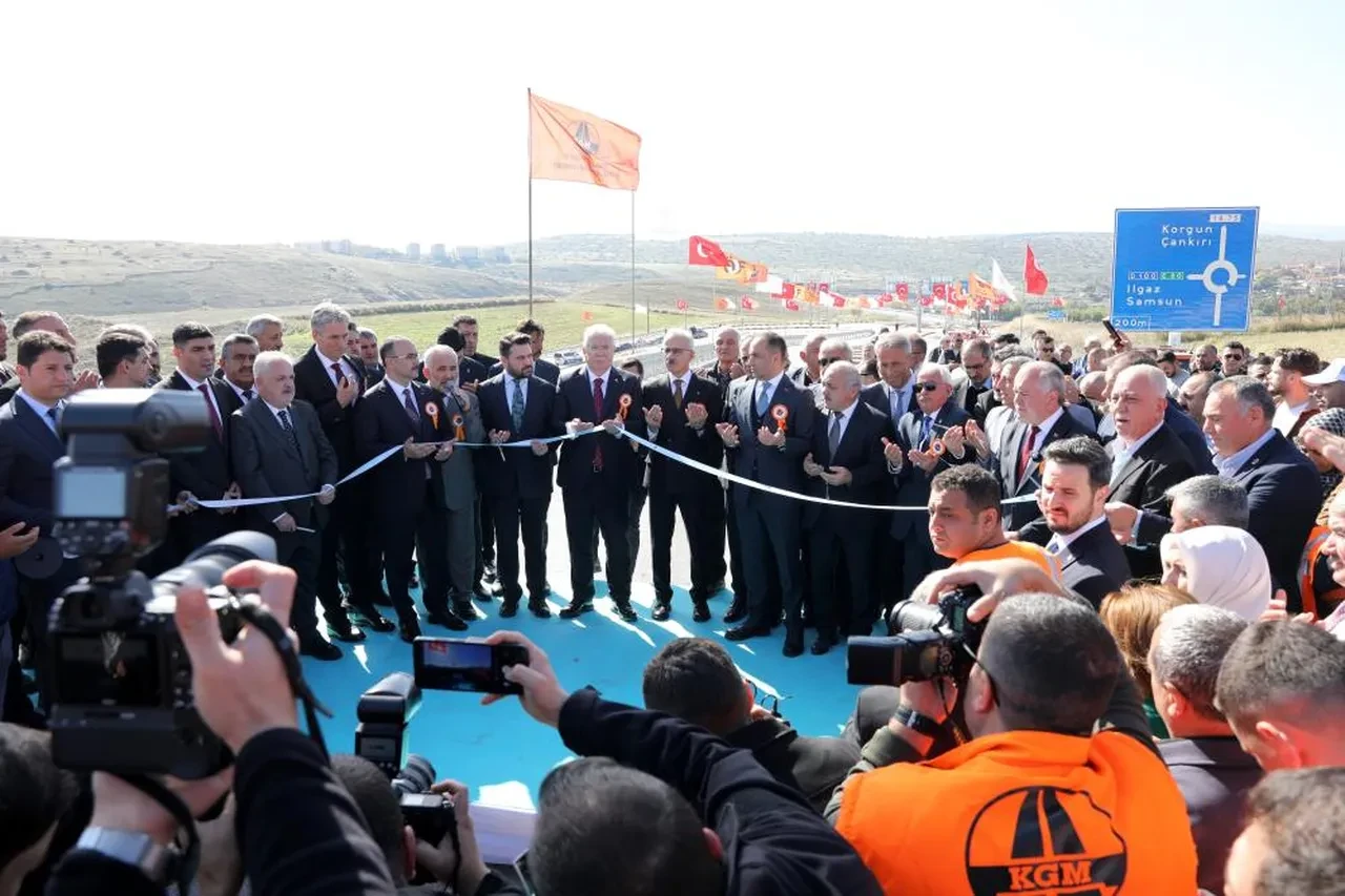Bakan Uraloğlu Çankırı'da: '2002'de 18 km olan bölünmüş yolu 256 km'ye çıkardık'