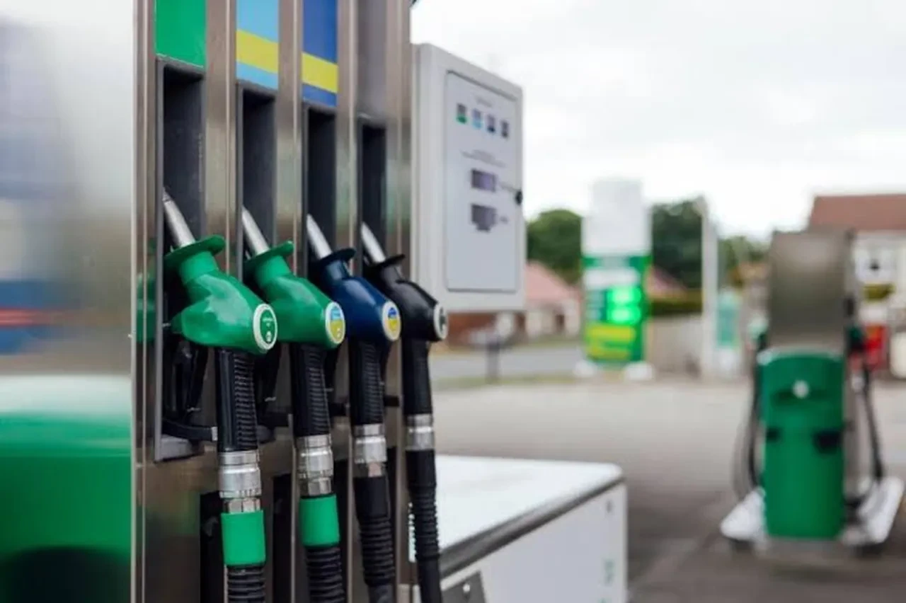 Benzin ile motorin arasındaki makas açıldı! Bir depoda 1025 lira fark ediyor