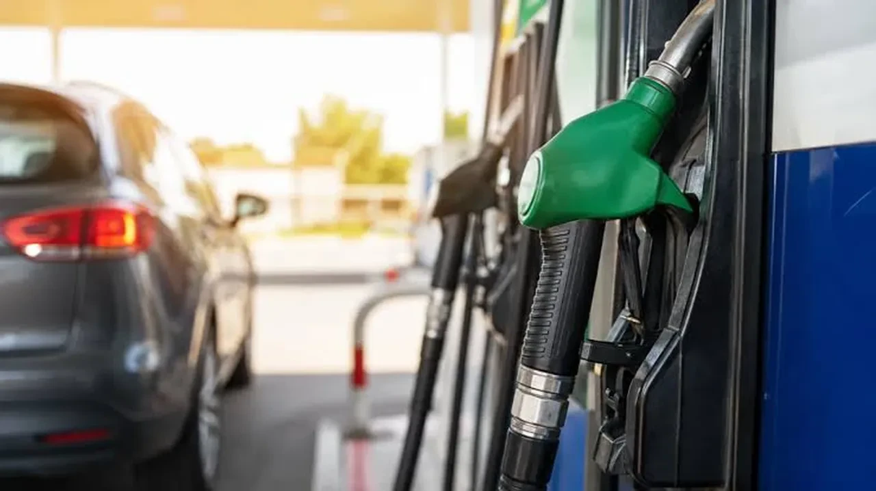 Benzin ile motorin arasındaki makas açıldı! Bir depoda 1025 lira fark ediyor