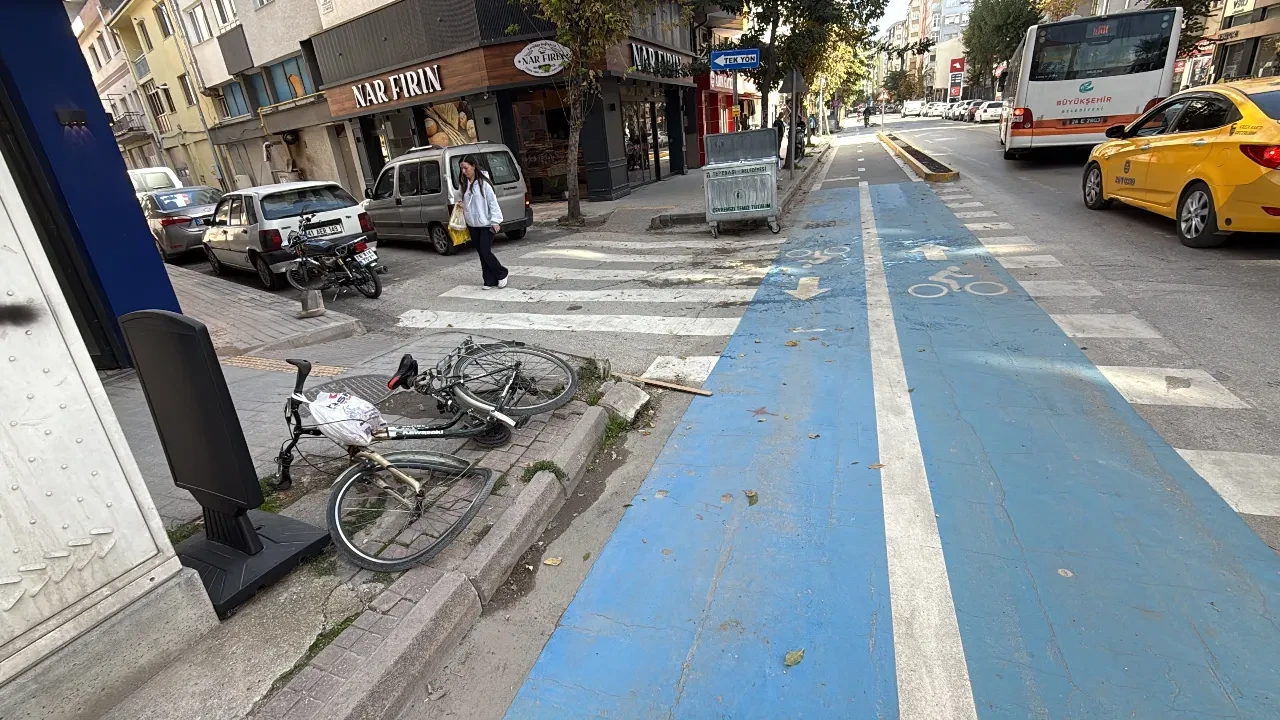 Bisiklet yolunda ilerliyordu, otomobil çarptı! O anlar kamerada