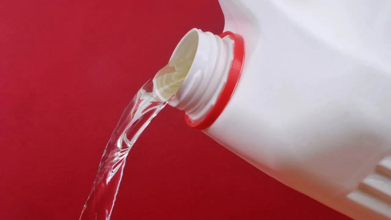 Çamaşır suyu sıçrayan kıyafetleri sakın atmayın! Lekeleri gizlemenin pratik yolu