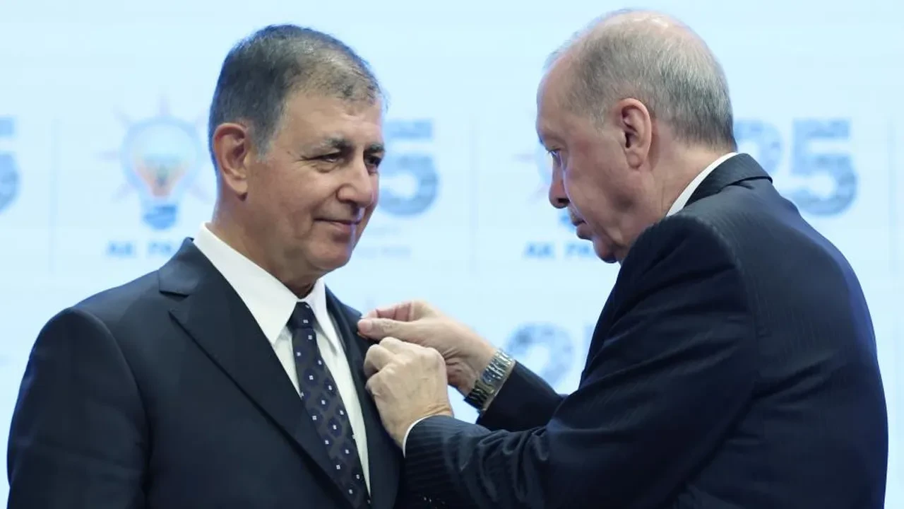 Cemil Tugay ilk kez anlattı! AK Parti'ye geçiş kararını Cumhurbaşkanı Erdoğan'ın sözleri etkilemiş! İzmirlilere su indirimini de müjdeledi