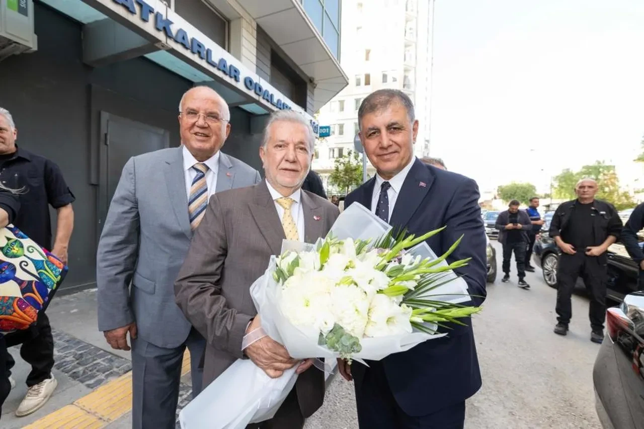 Cemil Tugay ilk kez anlattı! AK Parti'ye geçiş kararını Cumhurbaşkanı Erdoğan'ın sözleri etkilemiş! İzmirlilere su indirimini de müjdeledi