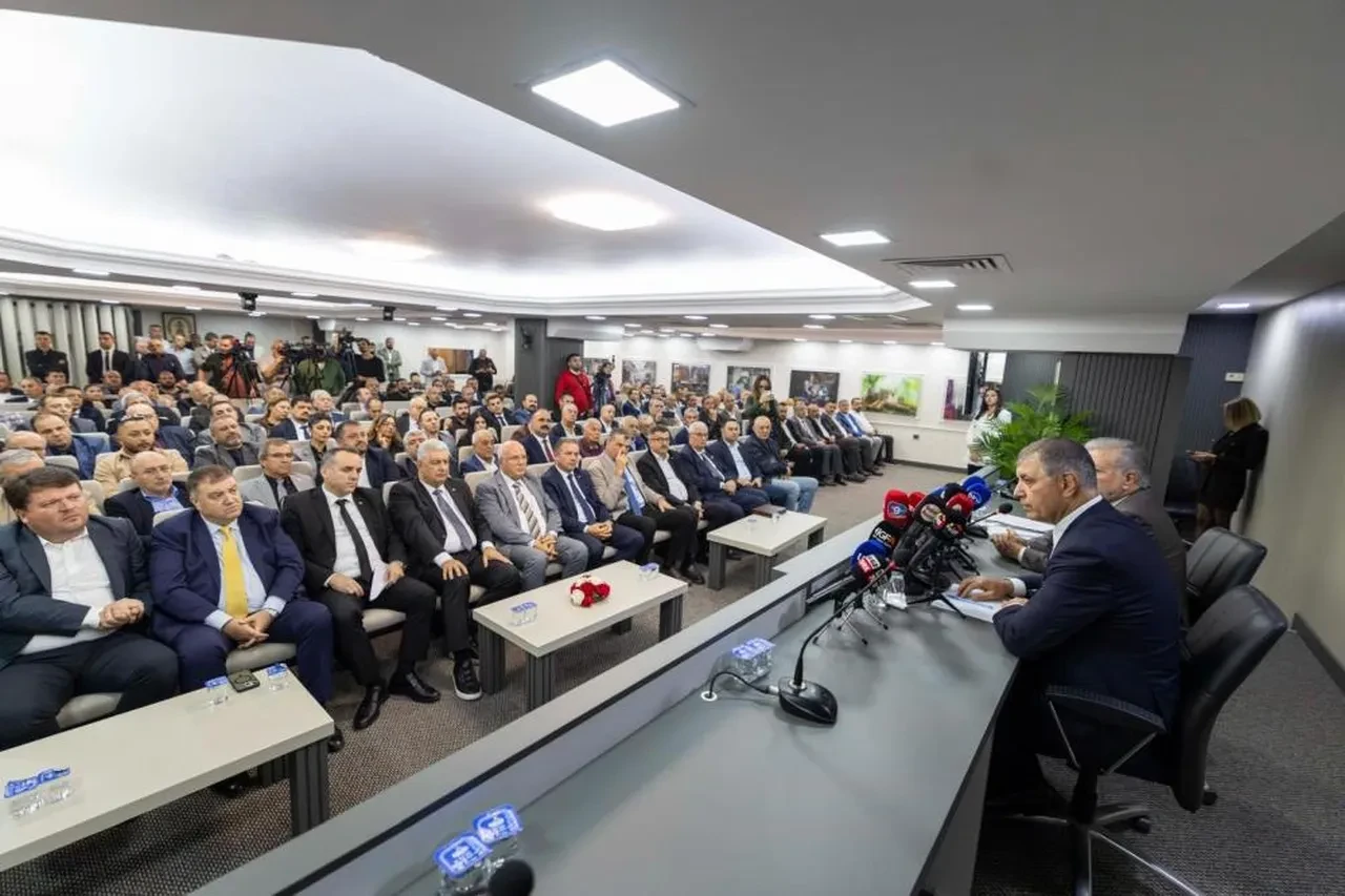 Cemil Tugay ilk kez anlattı! AK Parti'ye geçiş kararını Cumhurbaşkanı Erdoğan'ın sözleri etkilemiş! İzmirlilere su indirimini de müjdeledi