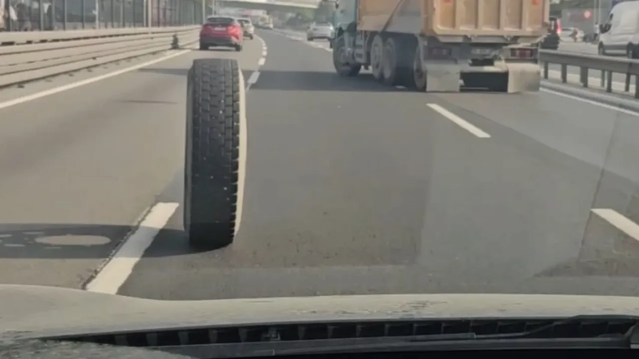 Cevizlibağ'da korkutan görüntü: D-100'de kamyonun iki lastiği peş peşe çıktı