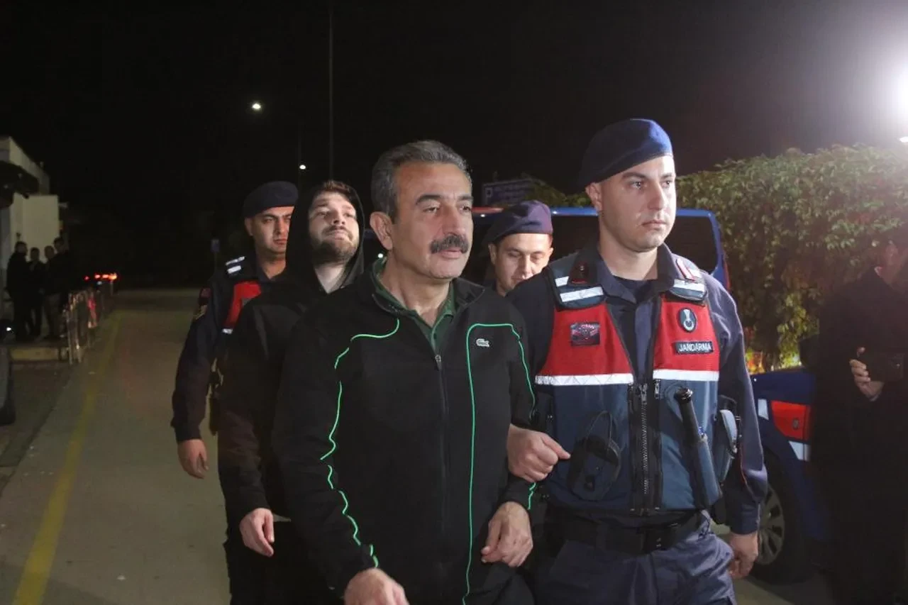 Çukurova Belediyesi’ne yolsuzluk operasyonu: Mevcut başkan Emrah Kozay ve eski başkan Soner Çetin dahil 34 kişi tutuklandı