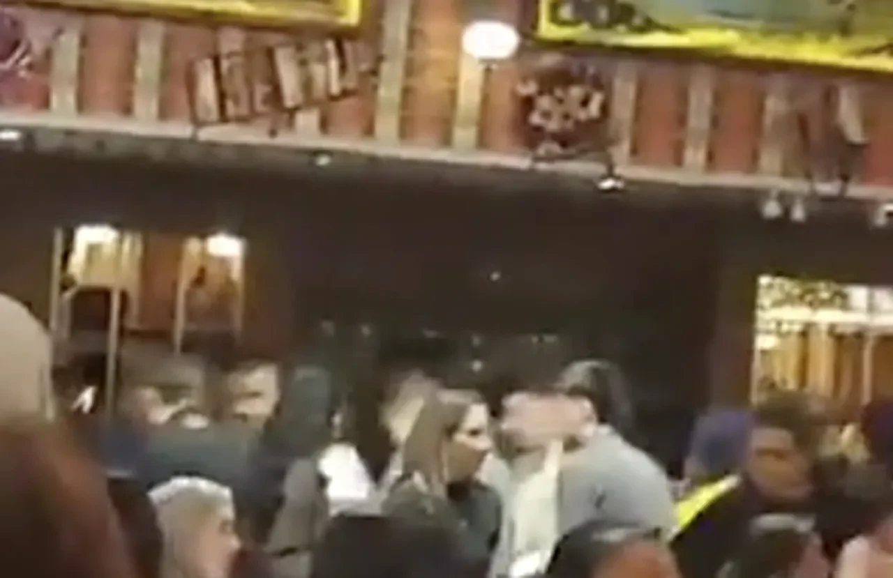 Hakkı Bulut sahnede fenalaştı! Apar topar hastaneye götürüldü, sevenleri panik içinde izledi