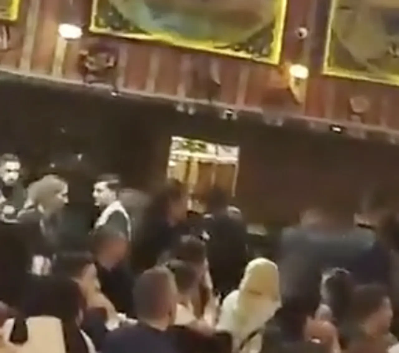 Hakkı Bulut sahnede fenalaştı! Apar topar hastaneye götürüldü, sevenleri panik içinde izledi