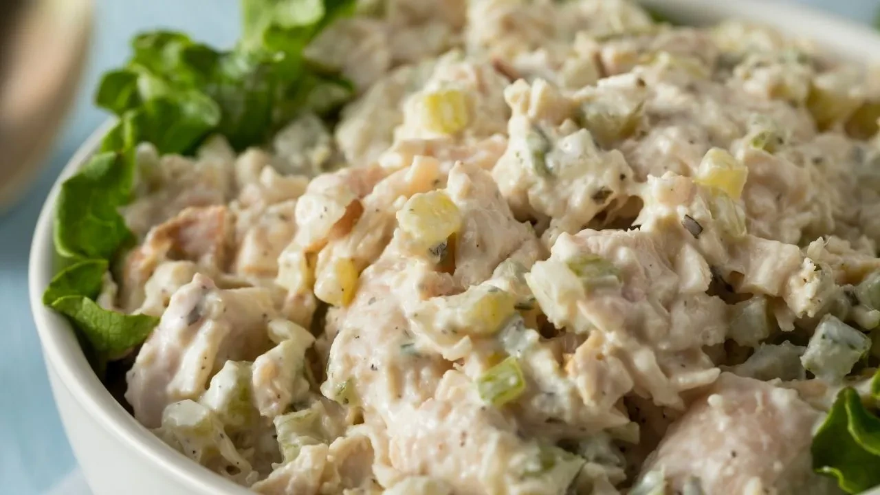 Hem salata hem ana yemek! İtalyanların efsanesi tavuklu mantarlı salata tarifi