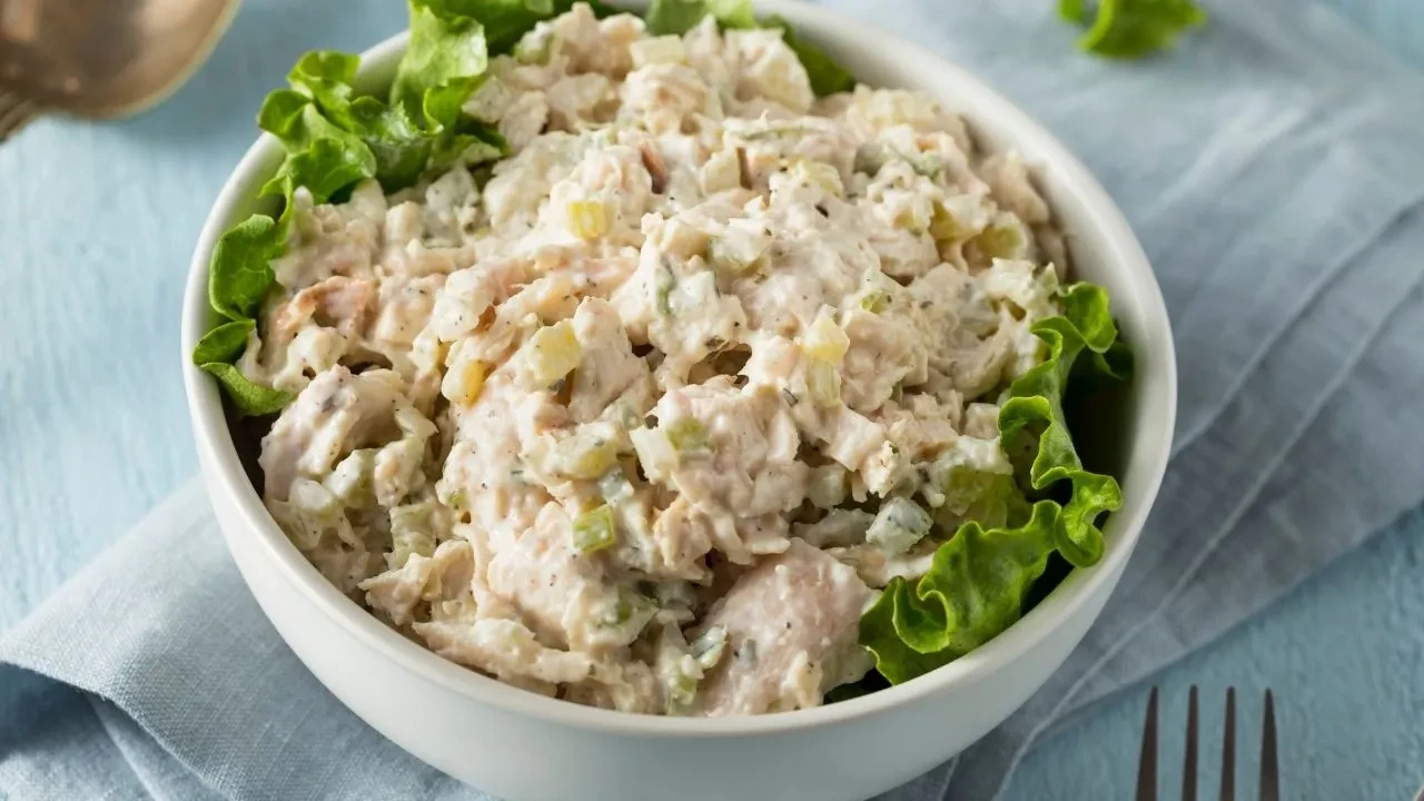 Hem salata hem ana yemek! İtalyanların efsanesi tavuklu mantarlı salata tarifi