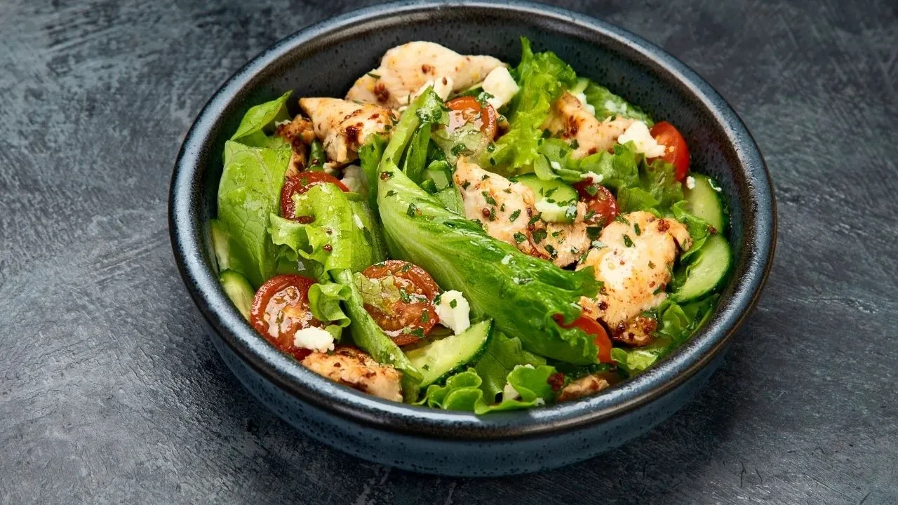Hem salata hem ana yemek! İtalyanların efsanesi tavuklu mantarlı salata tarifi