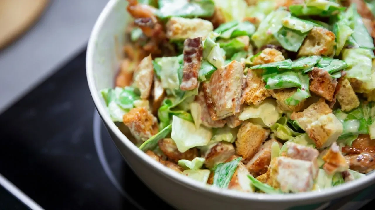 Hem salata hem ana yemek! İtalyanların efsanesi tavuklu mantarlı salata tarifi