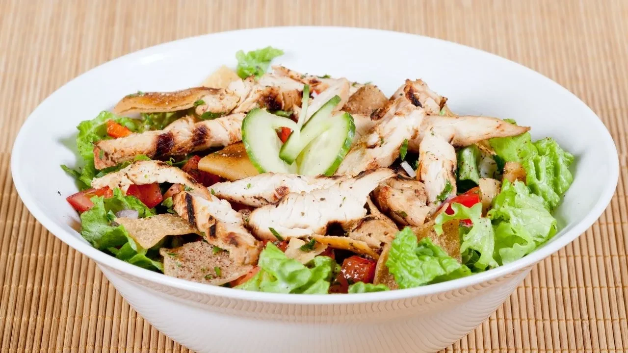 Hem salata hem ana yemek! İtalyanların efsanesi tavuklu mantarlı salata tarifi