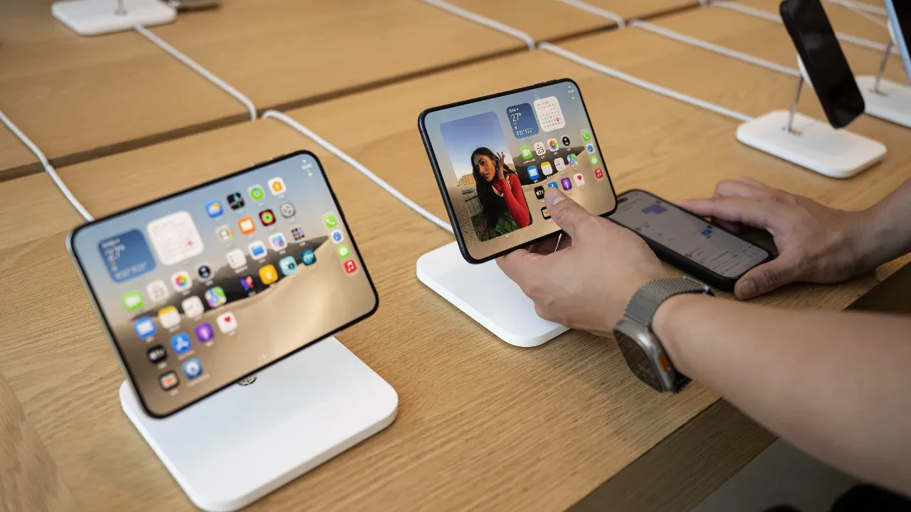iPhone Duo satışa sunuldu, Çinliler Apple mağazasına akın etti: Fiyatı cep yakıyor 