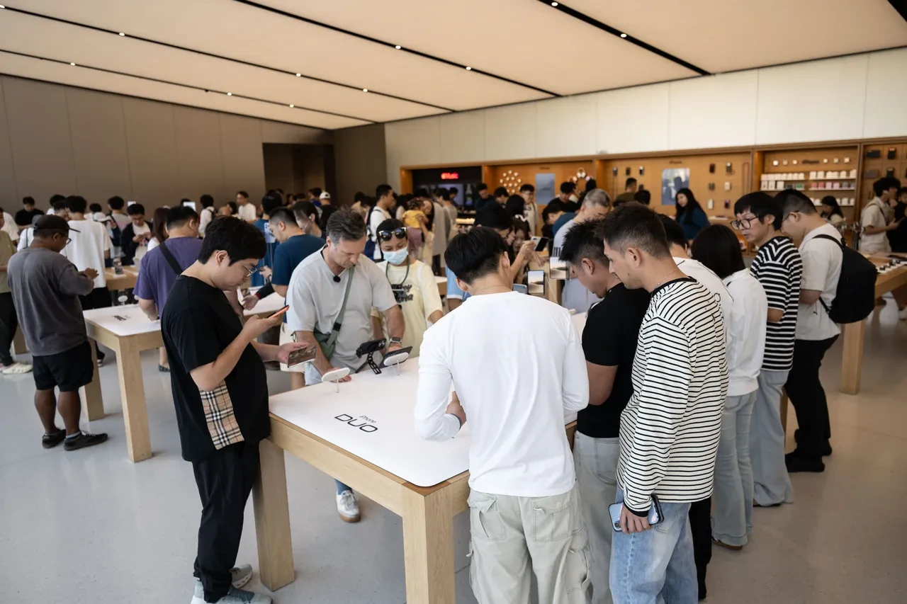 iPhone Duo satışa sunuldu, Çinliler Apple mağazasına akın etti: Fiyatı cep yakıyor