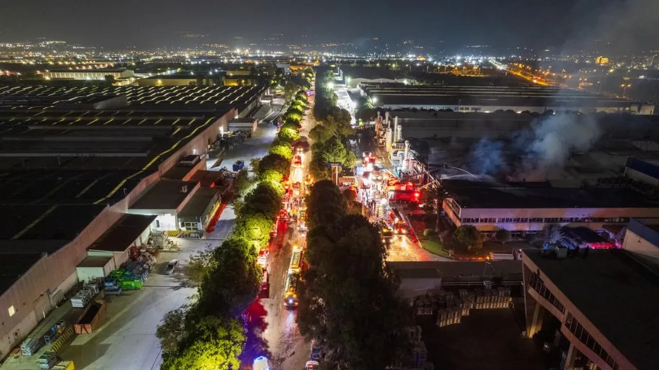 Manisa OSB'de akü fabrikasında yangın çıktı! İşçiler tahliye edildi
