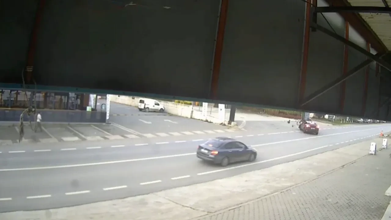 Motosikletli havaya uçtu! Sakarya’daki feci kaza anı kamerada