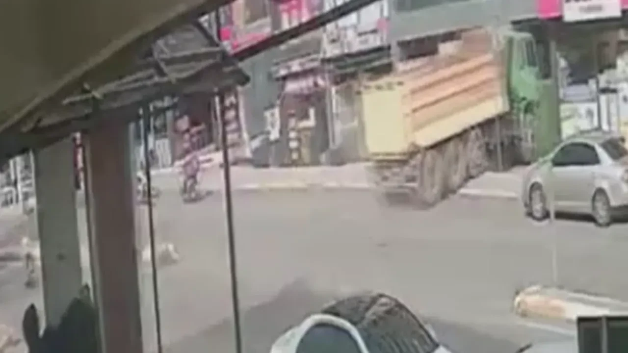 Pendik'te ilginç kaza: Kamyon eczaneye daldı