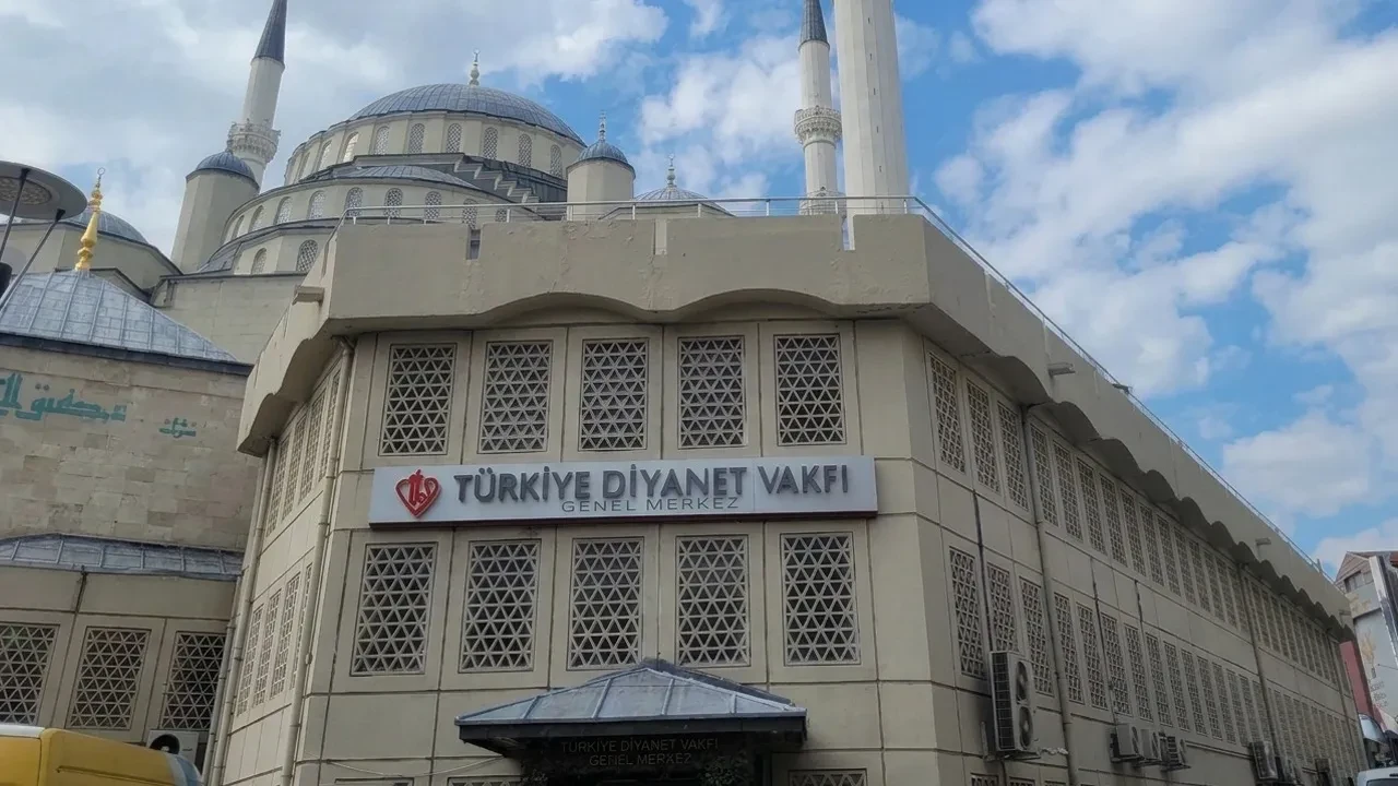Türkiye Diyanet Vakfı bağışlarla fon yatırımı yapıp zarar mı etti? 3 yönetici görevden alınınca iddialara açıklama geldi