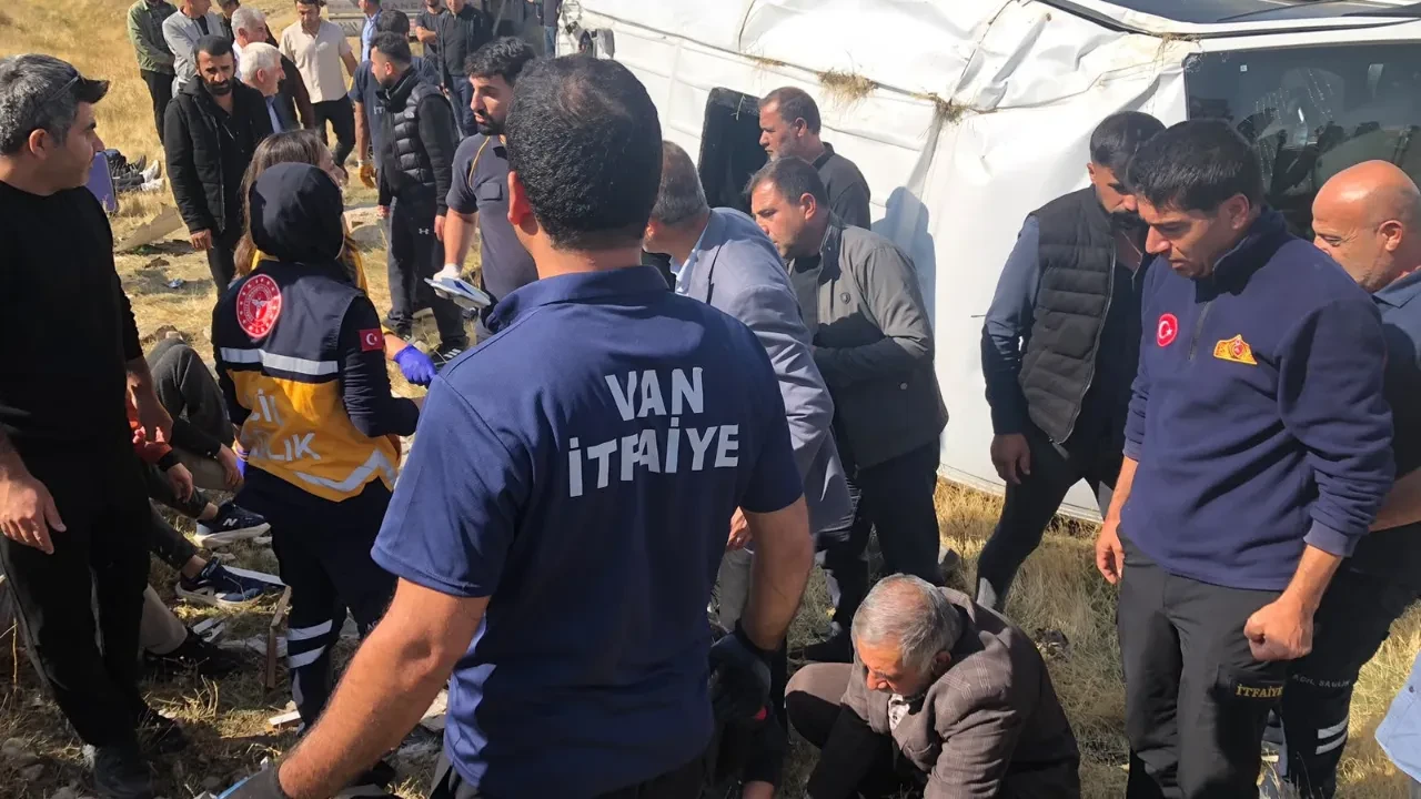 Van'da feci kaza: Tırın minibüse çarpması sonucu 11 yaralı