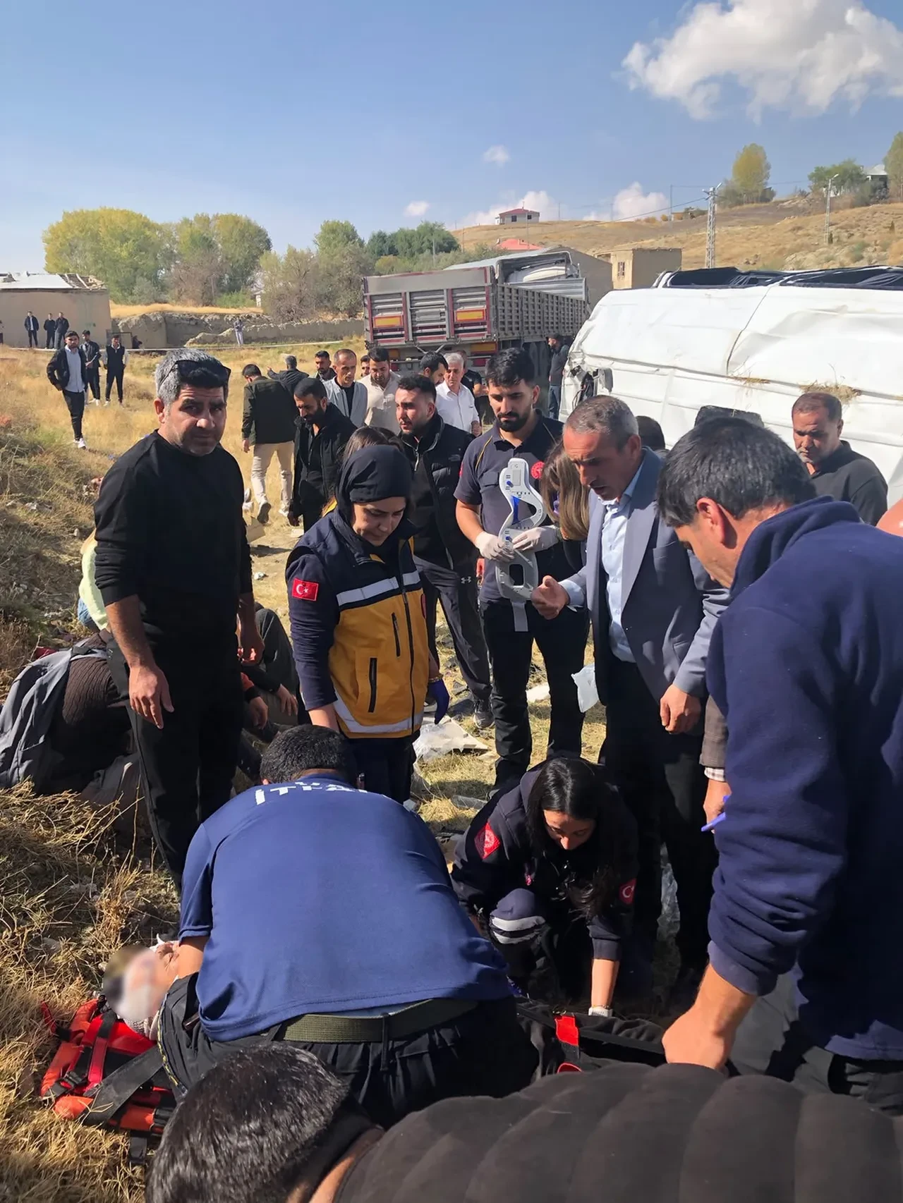 Van'da feci kaza: Tırın minibüse çarpması sonucu 11 yaralı