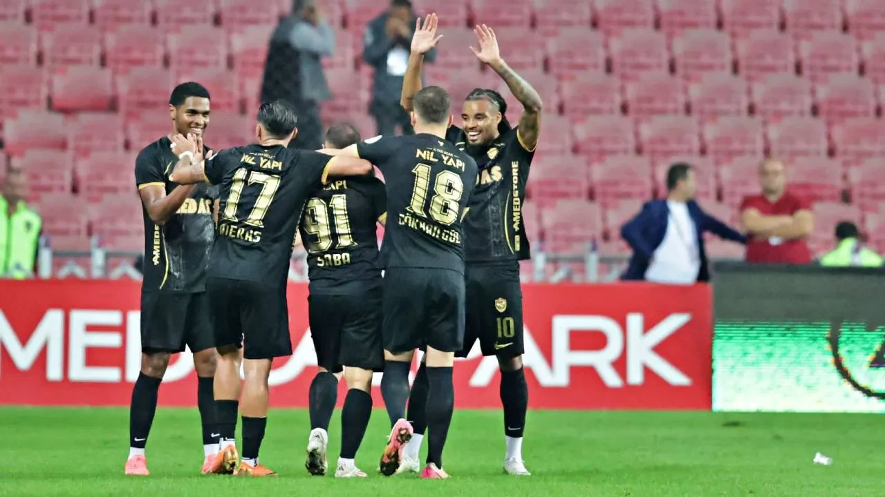 Amedspor'da Besnik Hasi, Samsunspor galibiyetini değerlendirdi! "Oyundan değil ama 3 puandan mutluyuz"
