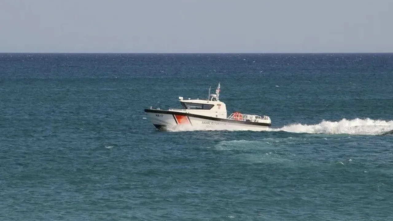 Ayvalık'ta özel tekne battı: 8 kişi kurtarıldı, 1 kişi aranıyor