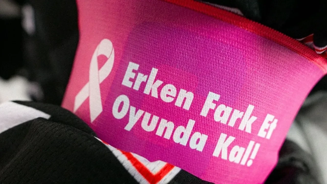 Buz Hokey Federasyonu'ndan Meme Kanseri farkındalığına destek! Oyuncu Yasemin Yazıcı dan alkışlanacak hareket