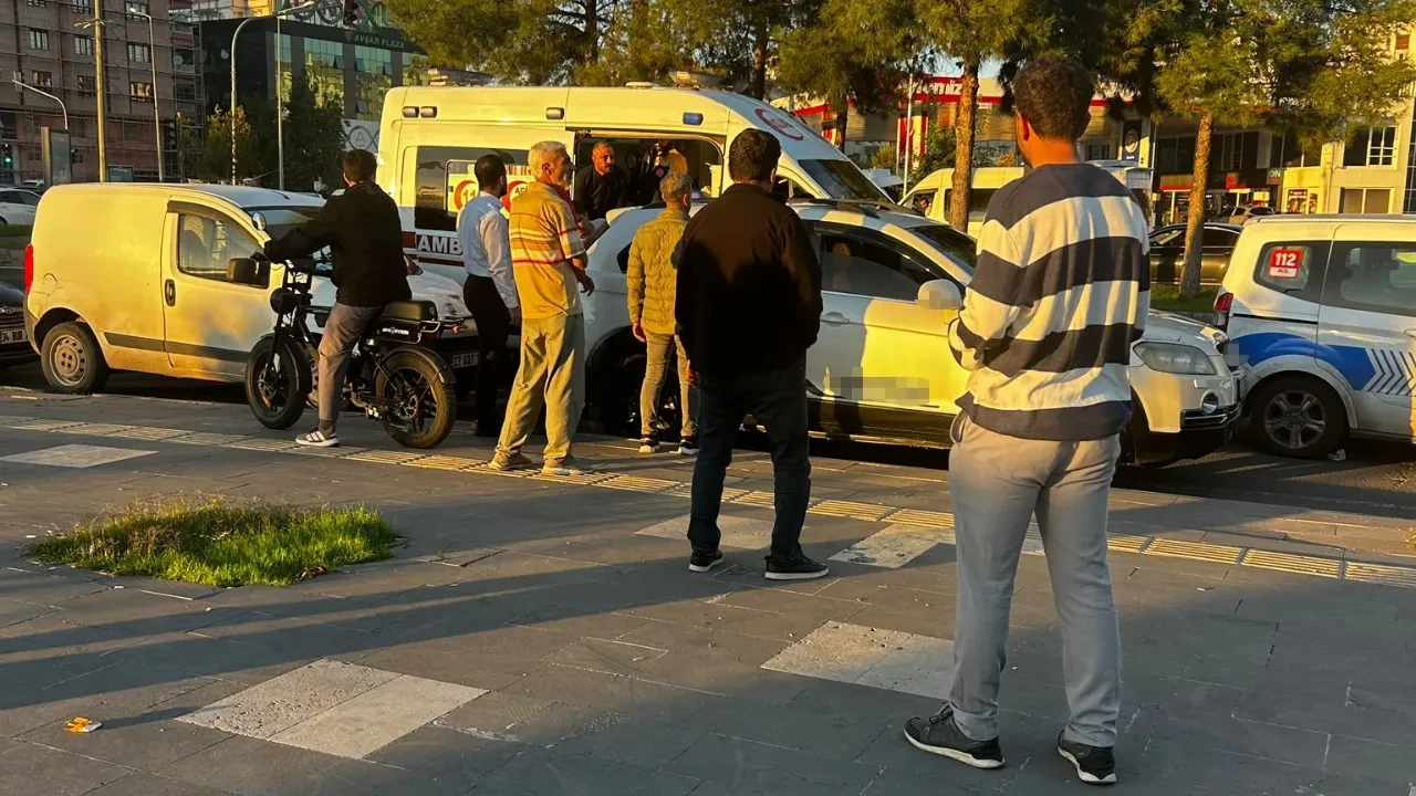 Diyarbakır’da kaza sonrası yol ringe döndü! Sözlü tartışma tekme yumruklu kavgaya dönüştü