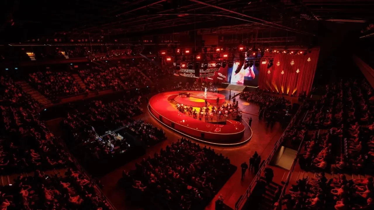 Ebru Yaşar Türkiye'de konser tarihini yeniden yazdı! Böyle bir sahne görülmedi