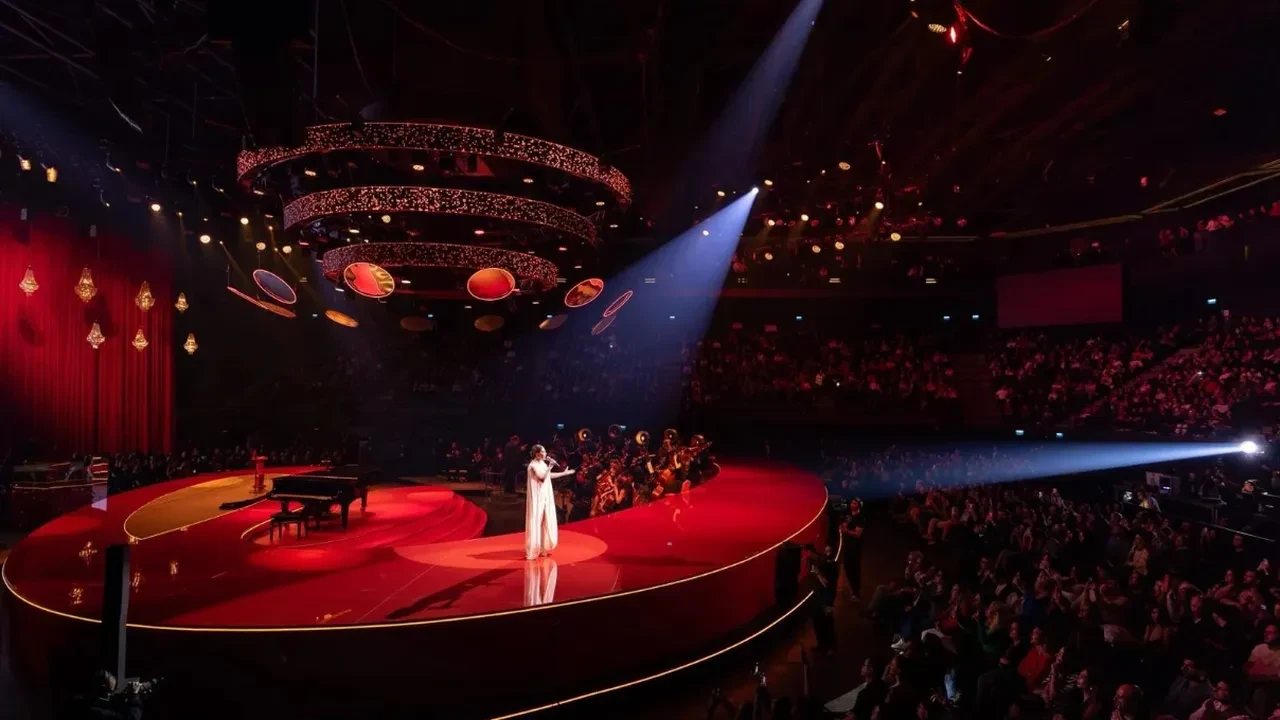 Ebru Yaşar Türkiye'de konser tarihini yeniden yazdı! Böyle bir sahne görülmedi
