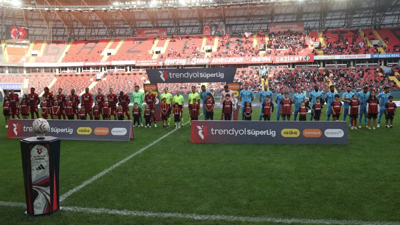 Erzurumspor FK ilk deplasman galibiyetini aldı! Mavi-beyazlılar, Gaziantep FK'yi mağlup etti