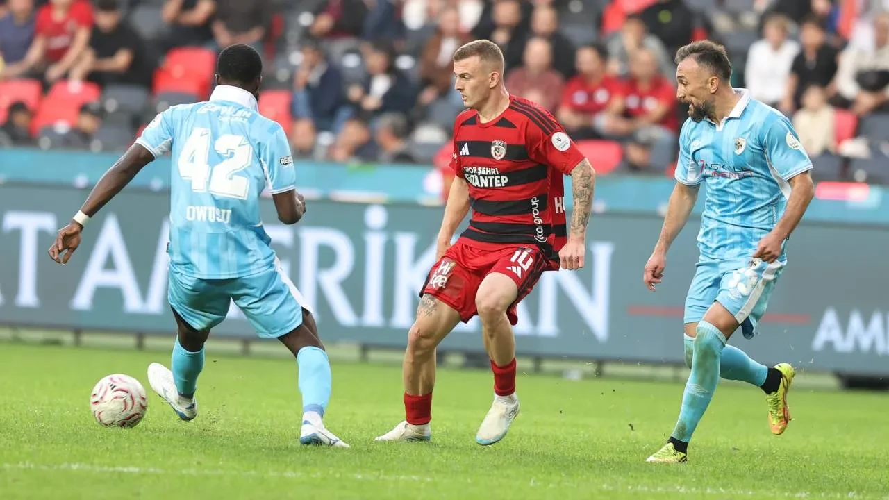 Erzurumspor FK ilk deplasman galibiyetini aldı! Mavi-beyazlılar, Gaziantep FK'yi mağlup etti