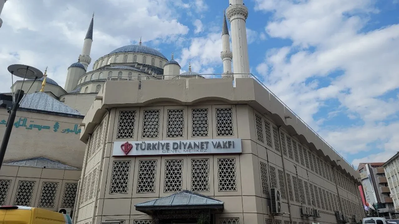 Fon iddialarının ardından eski Türkiye Diyanet Vakfı Genel Müdürü İzani Turan'dan açıklama var