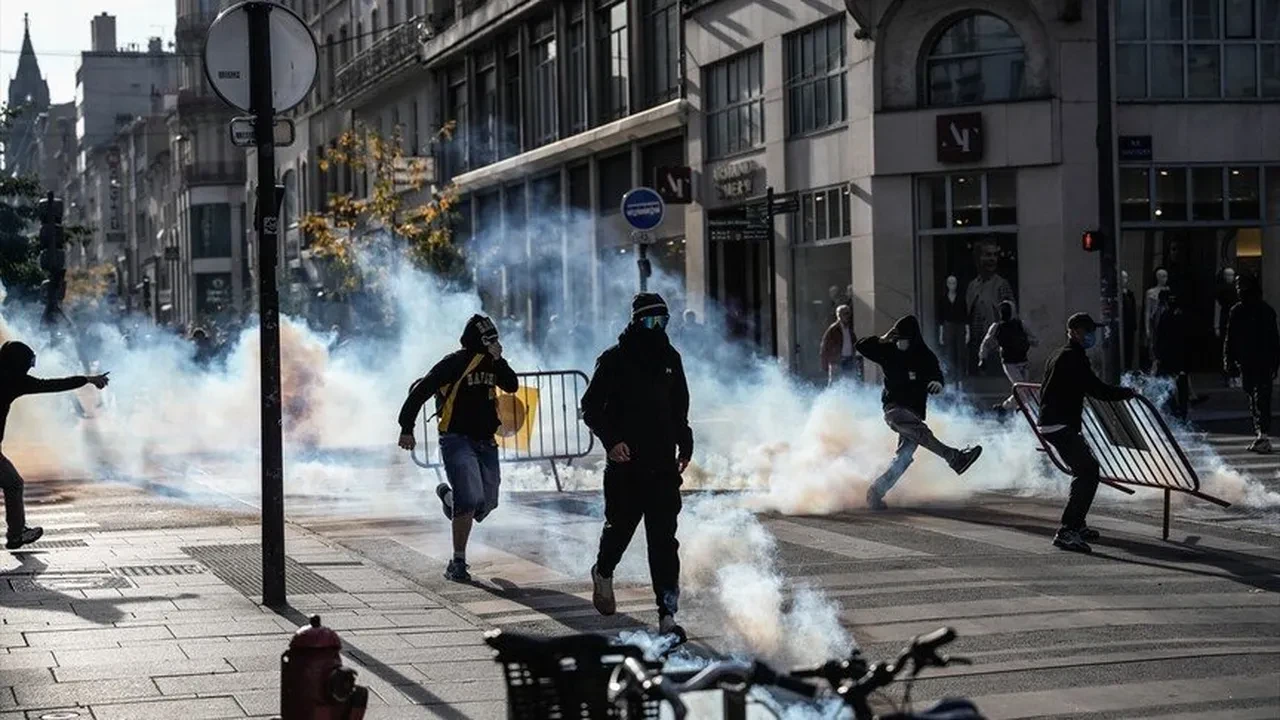Fransa’da öğrenci hareketleri kontrolden çıktı! Uzman isimden dikkat çeken açıklama: Kolayca sönümlenmeyecek