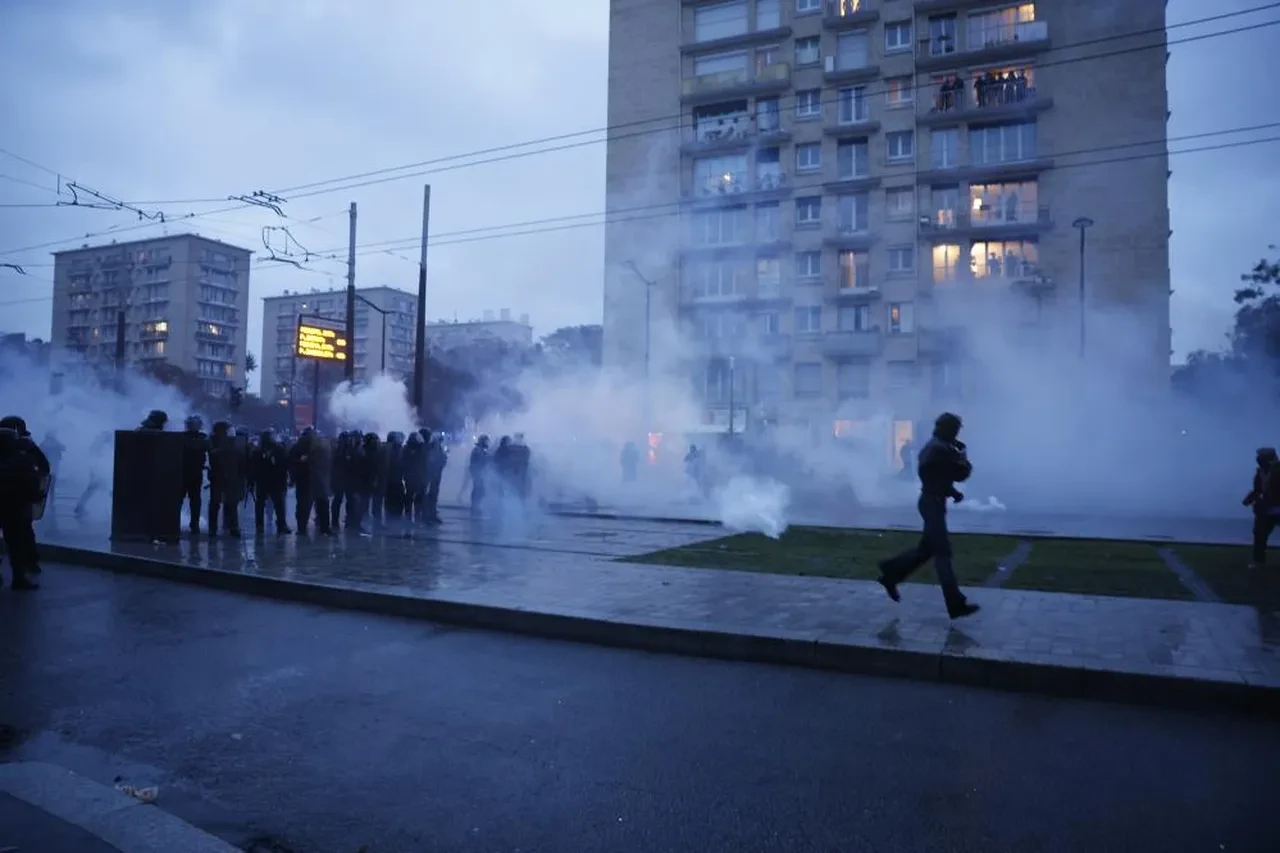 Fransa'da protestolar çığ gibi! Bin kişi gözaltına alındı, Sarı Yelekliler 31 Ekim için çağrı yaptı