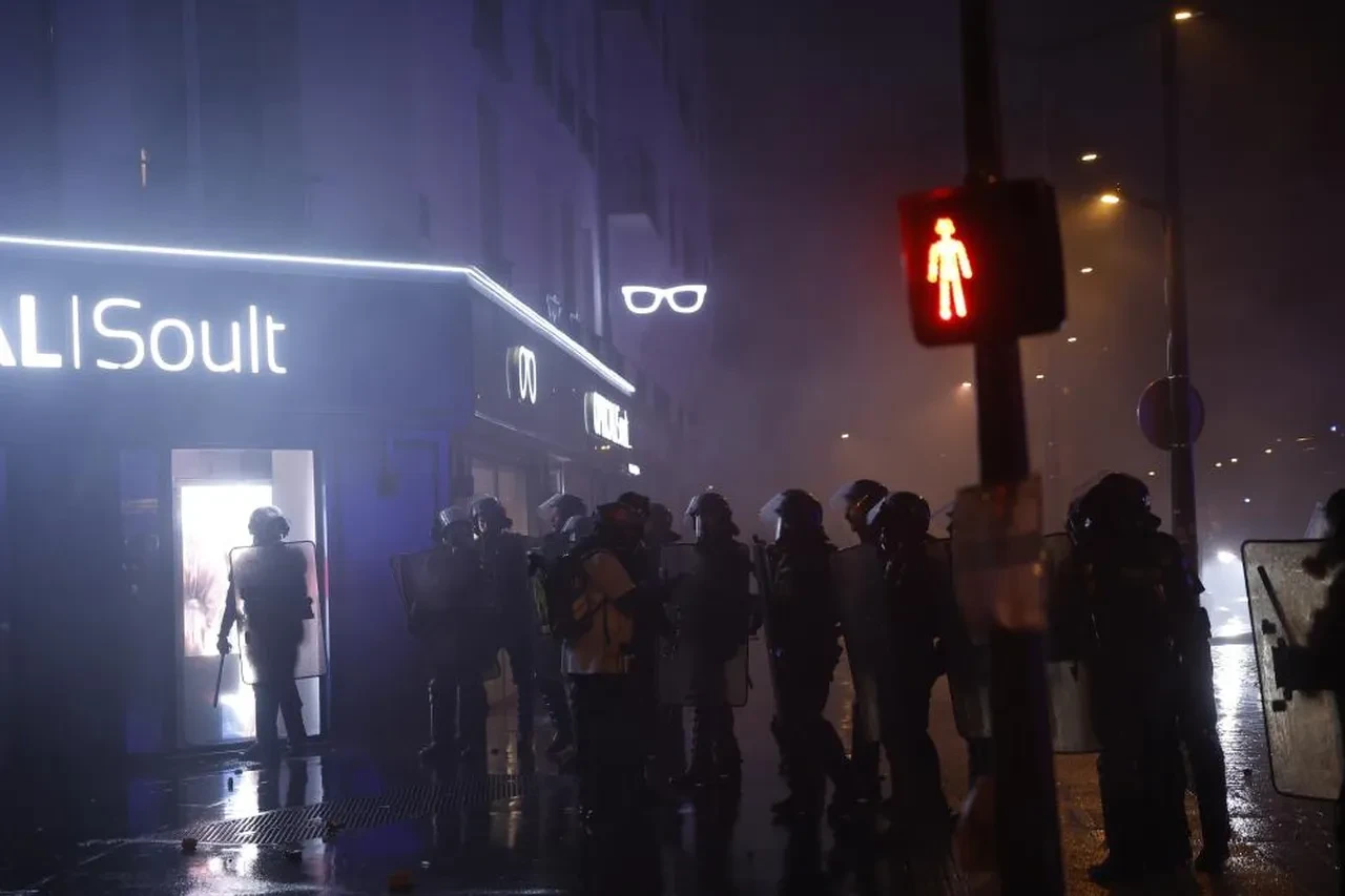 Fransa'da protestolar çığ gibi! Bin kişi gözaltına alındı, Sarı Yelekliler 31 Ekim için çağrı yaptı
