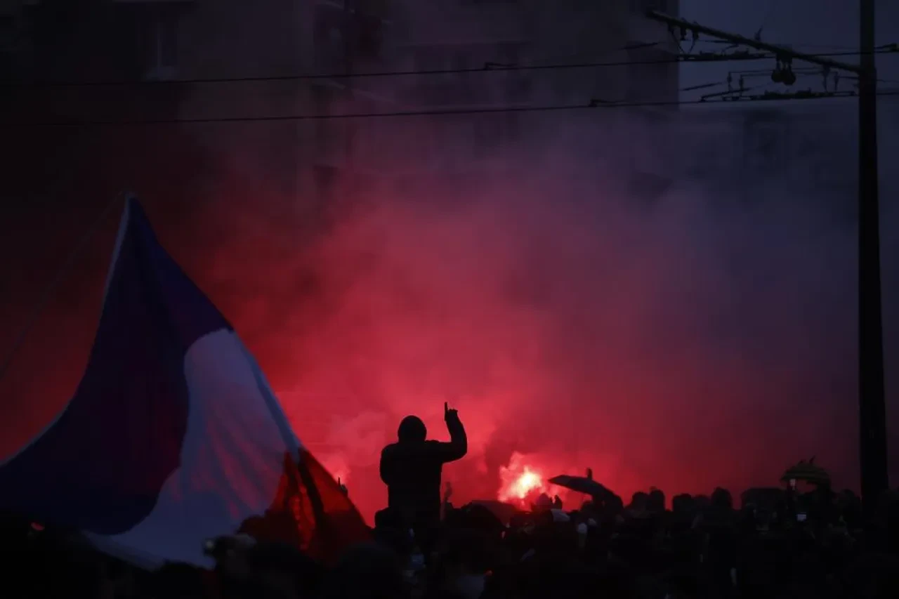 Fransa'da protestolar çığ gibi! Bin kişi gözaltına alındı, Sarı Yelekliler 31 Ekim için çağrı yaptı