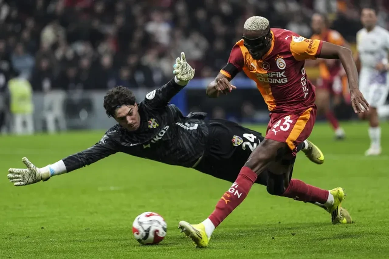 Galatasaray’ın genç yıldızına Fransız kancası! Lille yeni sözleşmeye yanaşmayan oyuncuya talip oldu
