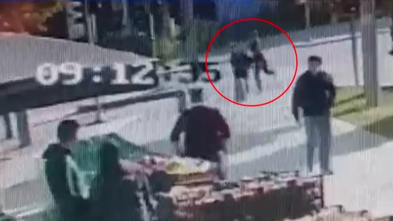 Hiç tanımadığı üniversiteli gence böyle saldırdı: Yumrukla yere serdi 