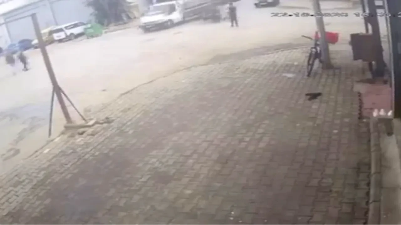 İzmir'de korkunç kaza: Motosiklet kamyonetin altına böyle girdi