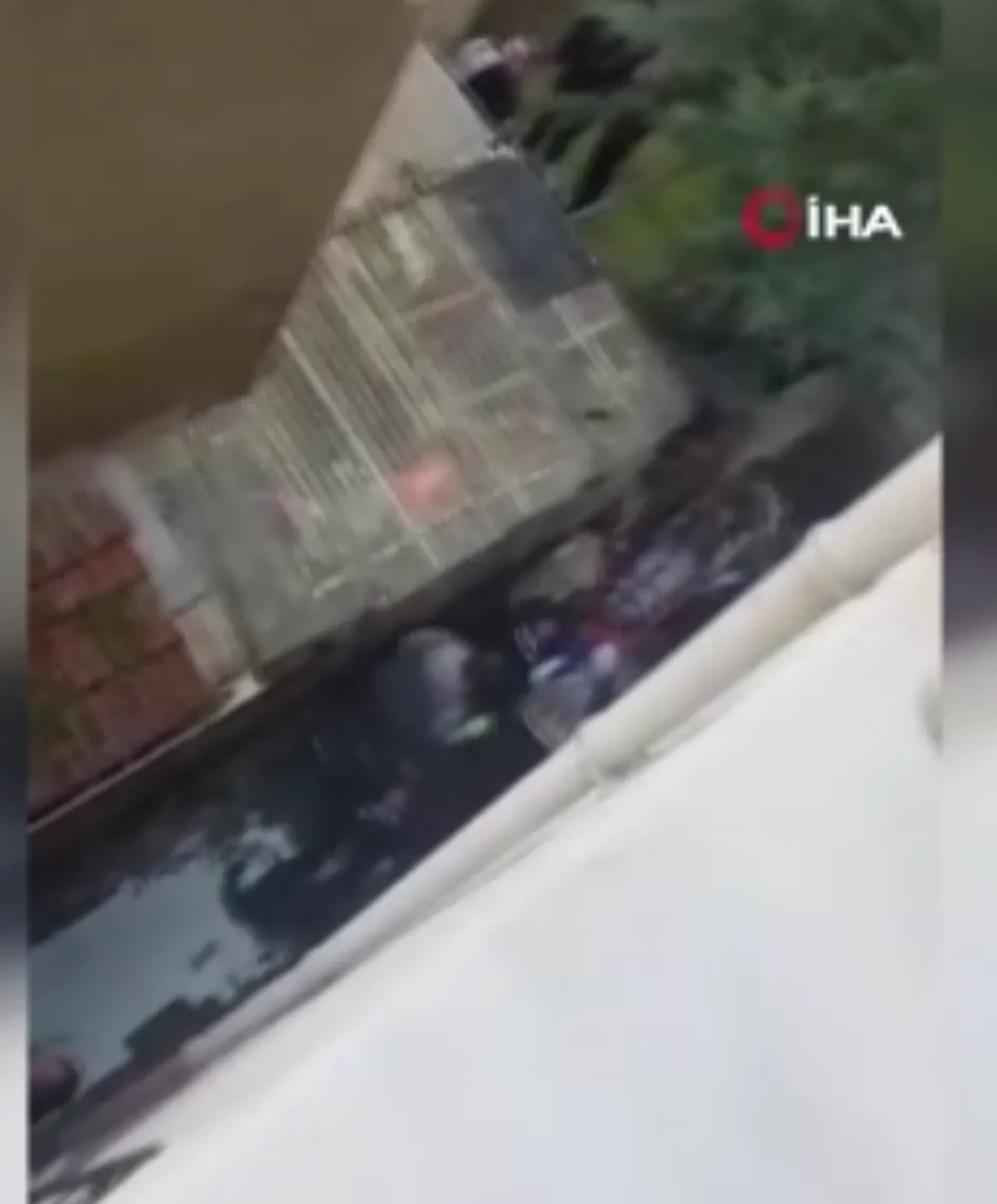 Küçükçekmece’de akıl almaz kaçış planı: Çarşafla camdan inmeye çalışan iki çocuk yere çakıldı