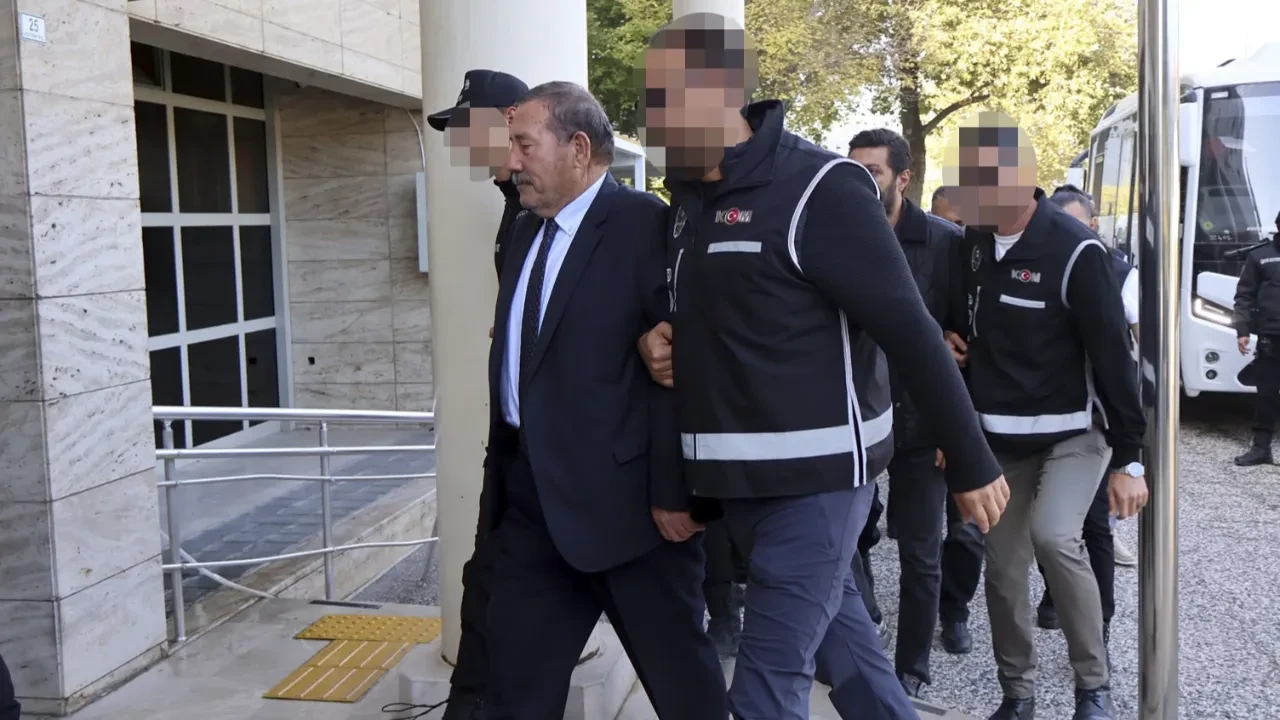 Milas Belediyesine yolsuzluk operasyonu: Başkan dahil 18 şüpheli tutuklandı