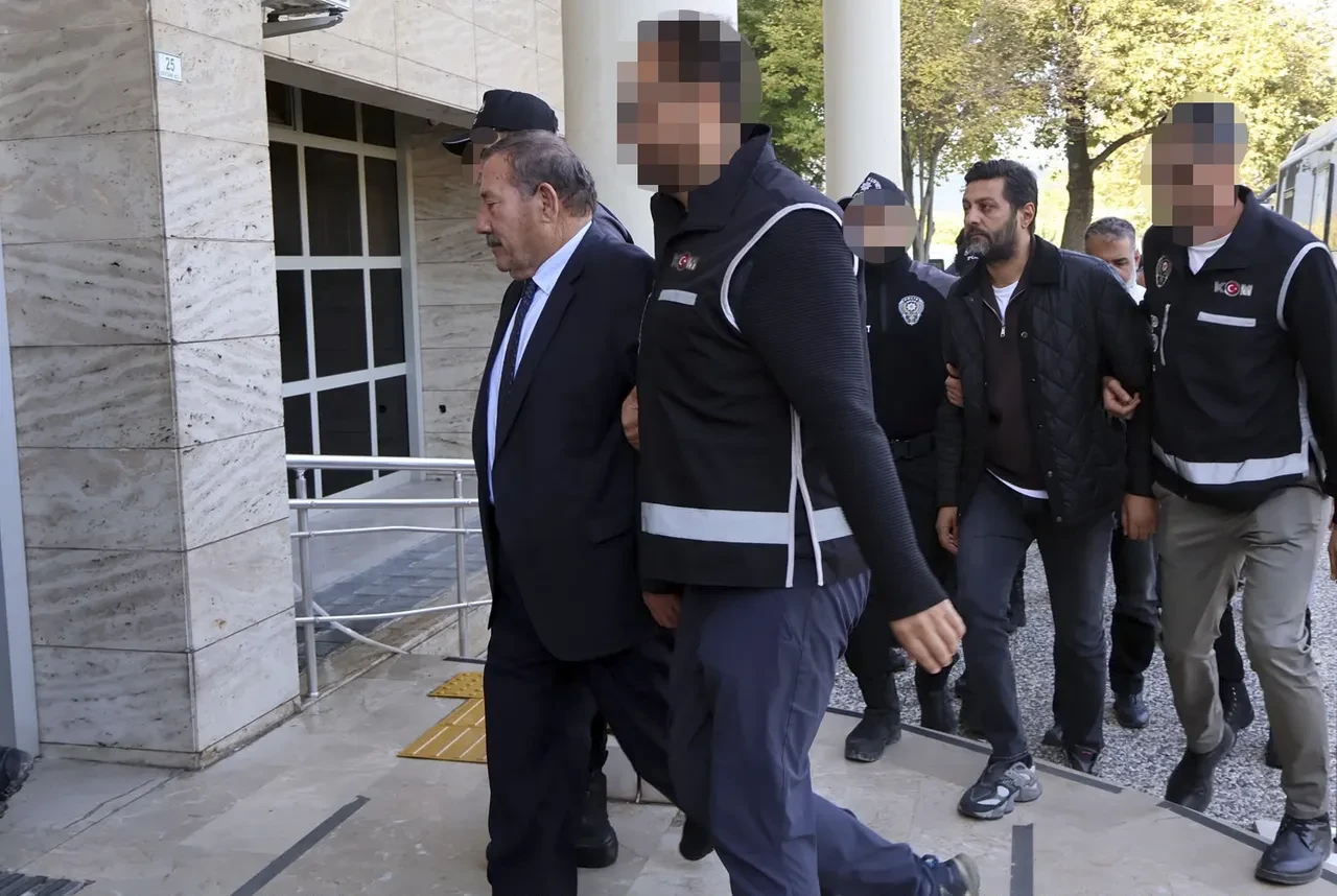 Milas Belediyesine yolsuzluk operasyonu: Başkan dahil 18 şüpheli tutuklandı