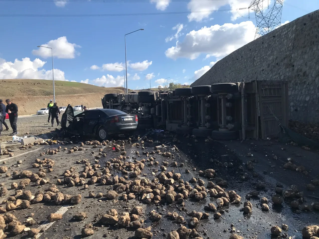 Ağrı'da feci kaza: Otomobil tırın altına girdi, 4 kişi hayatını kaybetti