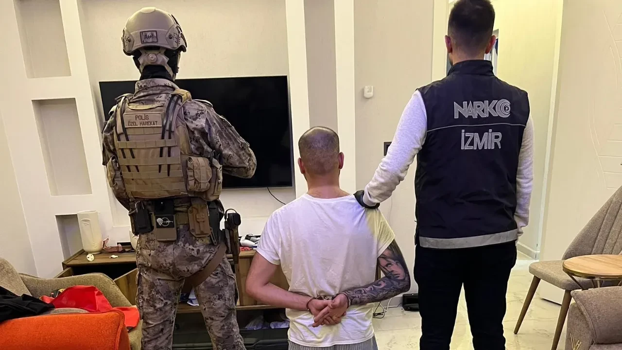 Almanya’da acil yakalama talebiyle aranan şüpheli İzmir’de yakalandı