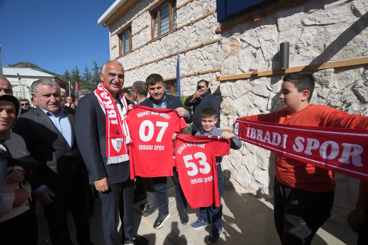 Bakan Ersoy, baba ocağında iki yeni eserin açılışını yaptı