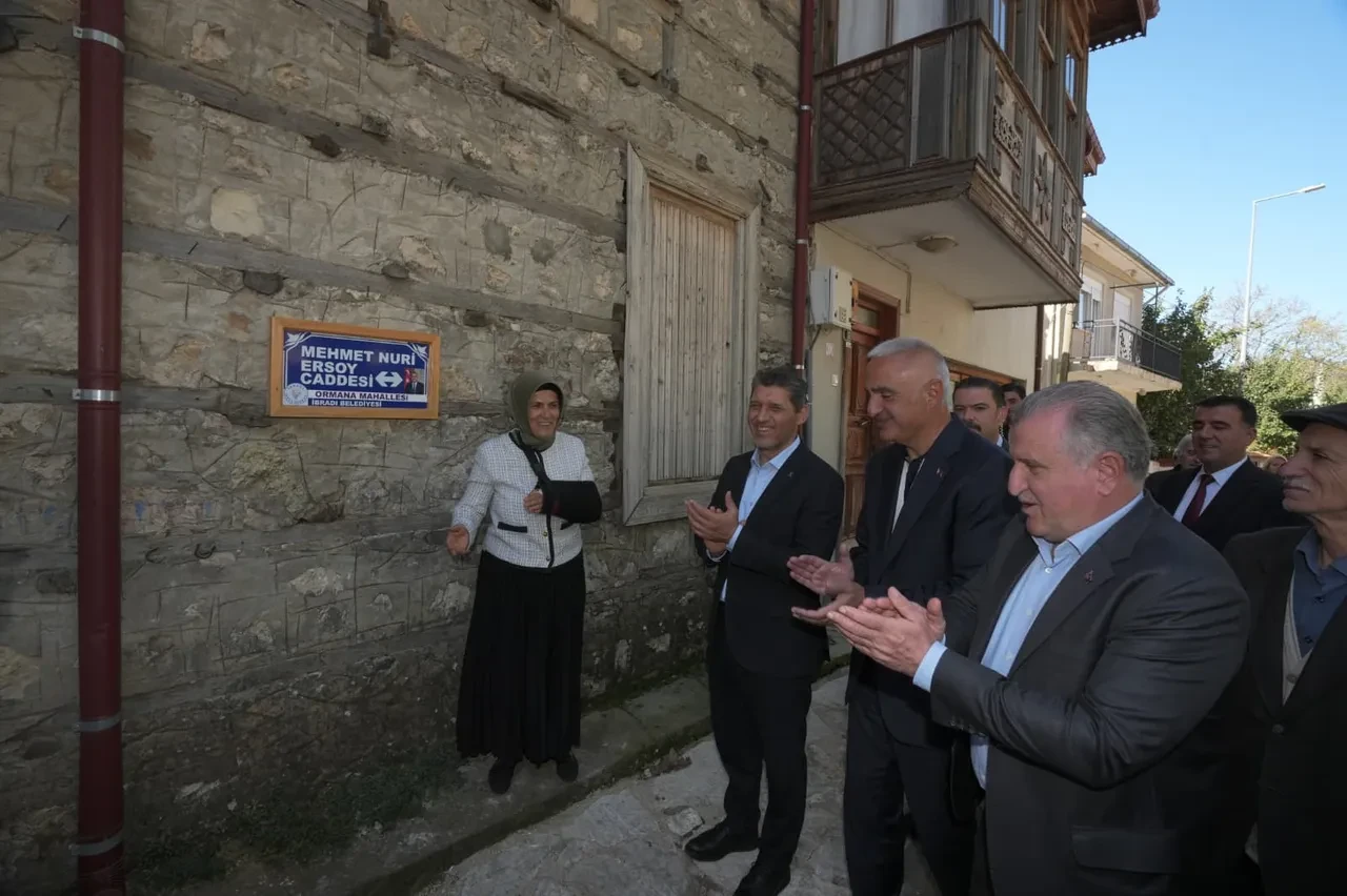 Bakan Ersoy, baba ocağında iki yeni eserin açılışını yaptı